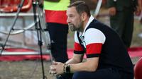 Pelatih Madura United, Dejan Antonic, terpaku setelah kegagalan tim asuhannya ke final Piala Indonesia 2018. (Bola.com/Aditya Wany)