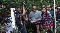Djarot Saiful Hidayat bersama istri, Happy Farida saat tiba di lokasi untuk menggunakan hak pilihya dalam Pilkada Putaran kedua di TPS 8, Kuningan, Jakarta, Rabu (19/4). (Liputan6.com/Johan Tallo)