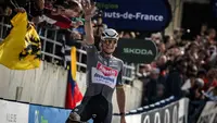 Pembalap Alpecin-Deceuninck, Mathieu van der Poel melakukan selebrasi setelah memenangkan Paris Roubaix 2025 pada Minggu (13/04/2025) waktu setempat. Van der Poel menyelesaikan balapan yang menempuh jarak 259,2 km antara Compiegne hingga Roubaix, Prancis dengan catatan waktu 5 jam 27 menit 27 detik. (AFP/Jeff Pachoud)