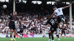 Gol paling telat. Gol paling telat di pekan ke-3 Liga Inggris 2022/2023 juga terjadi di laga Fulham kontra Brentford. Gol ketiga yang juga menjadi penentu kemenangan Fulham dicetak oleh Aleksandar Mitrovic pada menit ke-90. Gol dicetak lewat tandukan kepala usai menerima umpan Kevin Mbabu. (AFP/Adrian Dennis)