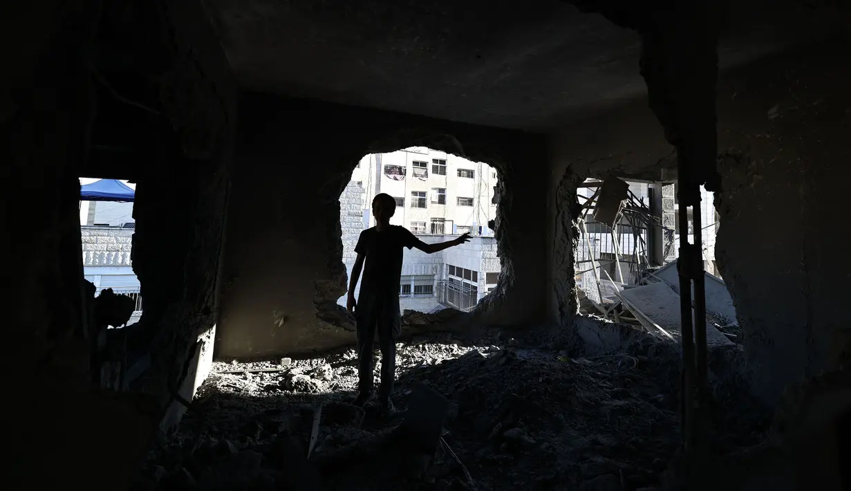 Salah satu warga memeriksa kerusakan sebuah rumah setelah serangan militer Israel di Ramallah, Tepi Barat, Selasa pada 13 Agustus 2024. (Zain JAAFAR/AFP)