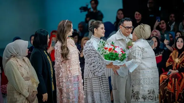 Kahiyang Ayu Hadir di Indonesia Fashion Week. [@prokopim_pemkomedan]