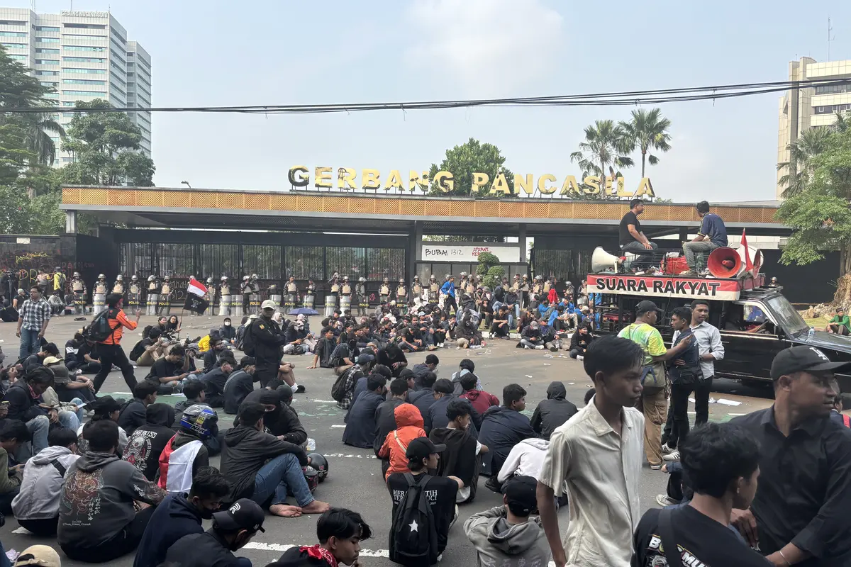 Massa demo di kawasan Gedung DPR/MPR RI berpindah ke Gerbang Pancasila.