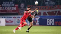 Pemain Persija Jakarta, Marko Simic (kiri) berebut bola dengan pemain Barito Putera, Renan Da Silva Alves saat laga lanjutan BRI Liga 1 2023/2024 antara Persija Jakarta melawan Barito Putera di Stadion Patriot Candrabhaga, Bekasi, Sabtu (07/10/2023). (Bola.com/Bagaskara Lazuardi)