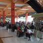 Suasana di Terminal Kampung Rambutan, Jakarta Timur yang telah ramai didatangi pemudik. (Liputan6.com/Nanda Perdana Putra)