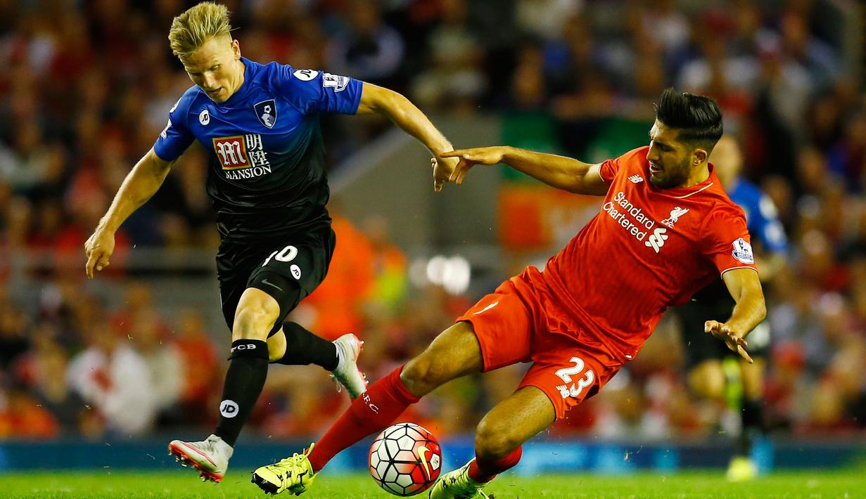 Gelandang Liverpool Emre Can saat merebut bola gelandang Bournemouth Matt Ritchie di Anfield stadium, Liverpool, Inggris, Senin (17/8/2015). Gol Benteke jadi satu – satunya gol bagi kemenangan Liverpool. (Reuters/Carl Recine)