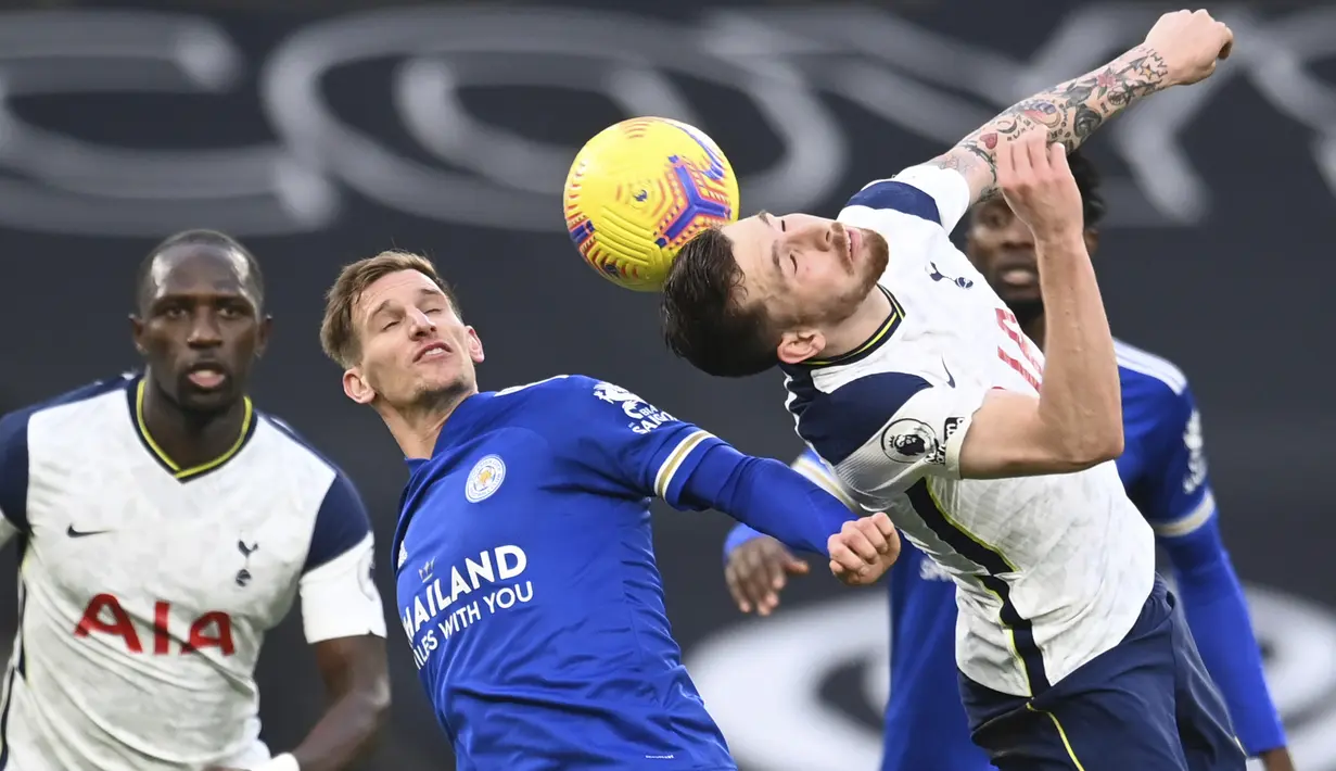 Gelandang Tottenham Hotspur, Pierre-Emile Hojbjerg berebut bola dengan gelandang Leicester City, Marc Albrighton pada pekan ke-14 Liga Inggris di Stadion Tottenham Hotspur, Minggu (20/12/2020). Tottenham tak berkutik ketika dipecundangi Leicester 0-2 di kandangnya sendiri. (Andy Rain/ Pool via AP)