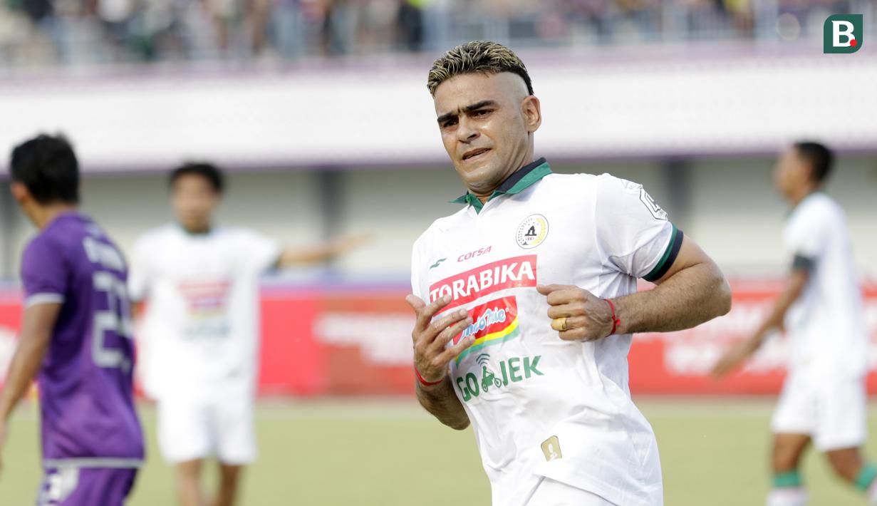 Striker PSS Sleman, Cristian Gonzales, saat melawan Persita Tangerang pada laga Liga 2 di Stadion Benteng Taruna, Tangerang, Jumat (26/10/2018). Kedua tim bermain imbang 1-1. (Bola.com/M Iqbal Ichsan)