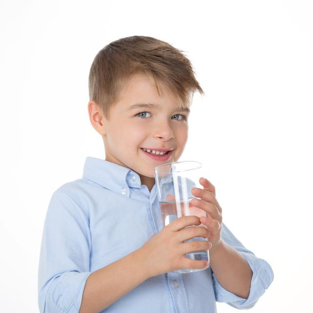 Вода младенцу пить. Ребенок со стаканом воды. Ребенок пьет воду. Стакан для детей. Мальчик пьет.