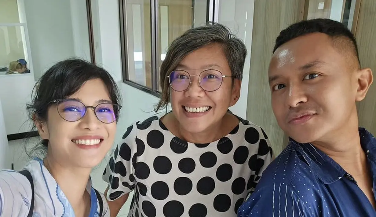 Ia pun tampil dengan makeup natural dipoles di wajahnya. Terlihat ia mengenakan lipstik maroon matte.   Credit: (@therealdisastr)