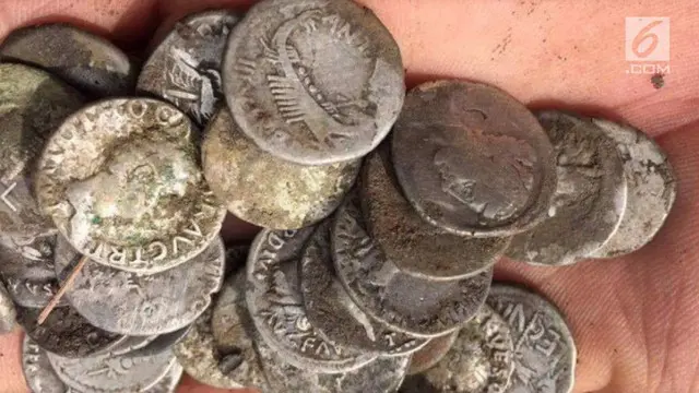 Seorang pria karena menemukan sebuah koin kuno. Ternyata koin tersebut memiliki nilai miliaran rupiah.