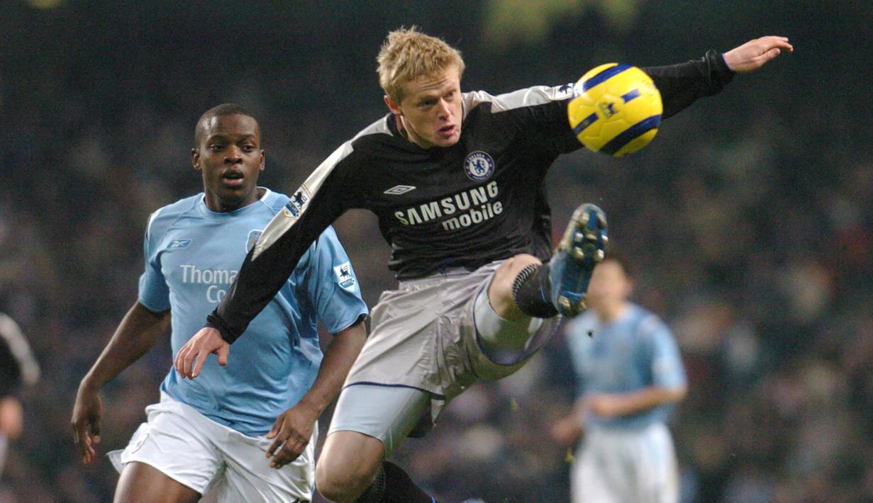 Damien Duff. Gelandang Irlandia yang kini berusia 43 tahun dan telah pensiun pada Januari 2016 bersama Shamrock Rovers ini pernah membela Chelsea selama 3 musim mulai 2003/2004 hingga 2005/2006. Ia didatangkan Chelsea dari klub semenjana Liga Inggris Blackburn Rovers dengan nilai transfer 24,5 juta euro atau kini setara Rp366 miliar. Bersama Chelsea ia total tampil dalam 125 laga di semua ajang dengan torehan 19 gol dan 28 assist. (AFP/Paul Barker)