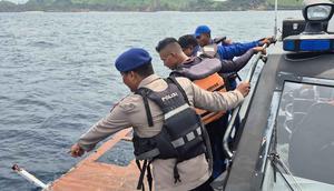 Kepala Kantor Basarnas Maumere, Fathur Rahman, mengatakan bahwa pada hari kedua pencarian, tim gabungan menemukan barang-barang yang diduga milik kapal KM Putri Sakinah berupa tabung gas, serpihan atau puing kapal KM Putri Sakinah, dan bagian kamar nahkoda. Tampak dalam foto yang dirilis oleh Badan Nasional Pencarian dan Penyelamatan (BASARNAS) Indonesia pada Sabtu, 27 Desember 2025, memperlihatkan para penyelamat memeriksa puing-puing yang diyakini berasal dari kapal wisata yang tenggelam, di dekat Pulau Padar, Taman Nasional Komodo, Indonesia. (BASARNAS via AP)