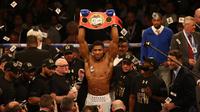 British boxer Anthony Joshua celebrates beating US boxer Charles Martin (not pictured) following their IBF World Heavyweight title boxing match at the O2 arena in London on April 9, 2016.