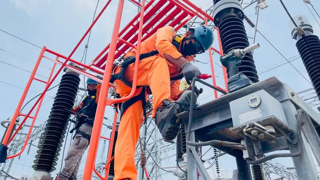 Perawatan Gardu Induk PLN. (Dian Kurniawan/Liputan6.com)