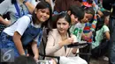 Jessica Mila berpose bersama penggemarnya di sela-sela syuting sinetron Ganteng-Ganteng Serigala di kawasan Buperta Cibubur, Jakarta, Rabu (22/7/2015). (Liputan6.com/Panji Diksana)