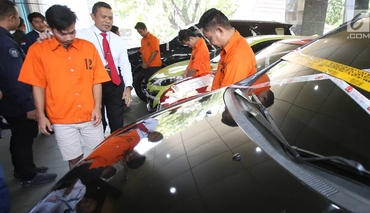 Tersangka dihadirkan saat rilis kasus penipuan jaringan internasional di Bareskrim Polri, Jakarta, Rabu (7/7). Polisi menangkap lima orang pelaku dengan nilai kerugian mencapai Rp 113 miliar dengan barang bukti uang tunai, BPKB, mobil, hingga buku tabungan. (Liputan6.com/Immanuel Antonius)