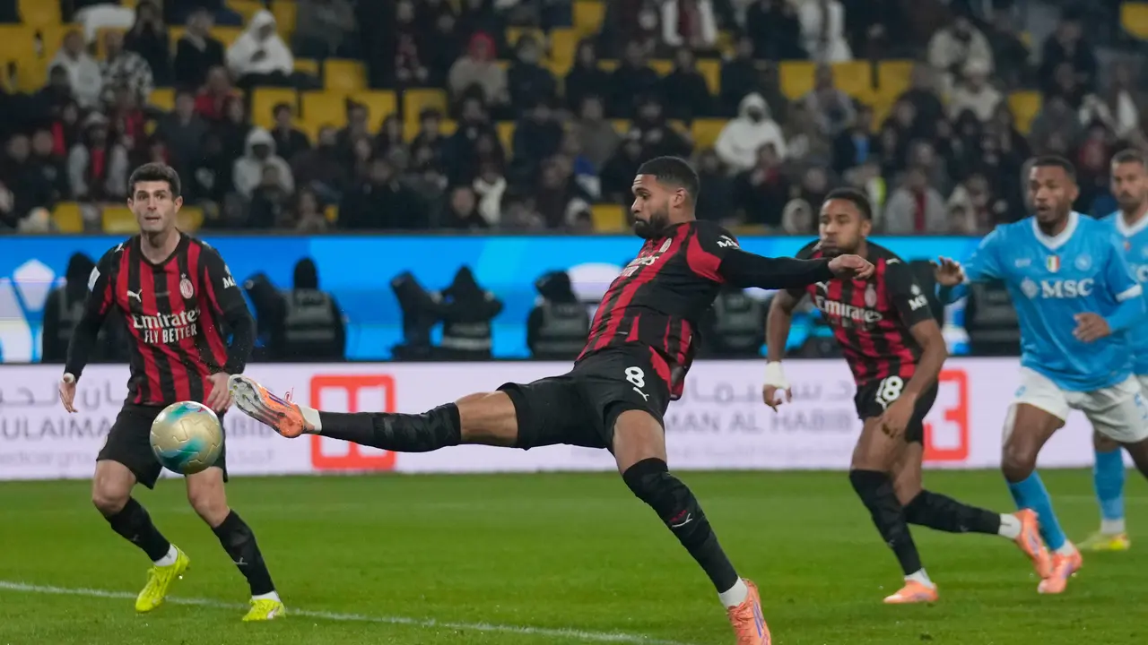 Aksi Ruben Loftus-Cheek di laga Napoli vs AC Milan di semifinal Supercoppa Italiana di Al-Awwal Park, Riyadh, Arab Saudi, Jumat (19/12/2025). (AP Photo/Altaf Qadri)