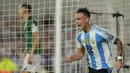 Jelang akhir babak pertama, Lautaro Martinez sukses menggandakan keunggulan Argentina pada menit ke-43. (JUAN MABROMATA/AFP)