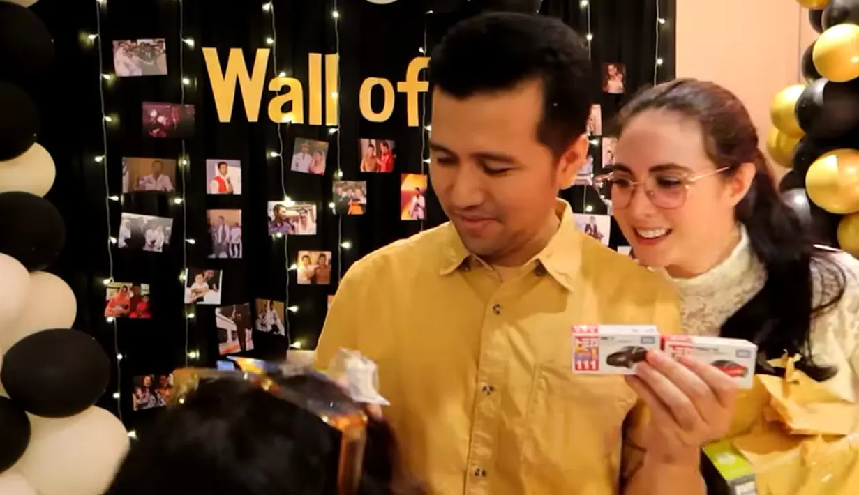 Di momen bertambahnya usia, Emil juga mendapatkan kado dari anak-anak dan istri tercintanya. Dari mulai mobil-mobilan hingga alat cukur rambut. Selain itu, Arumi dan suami juga tampak nyanyi duet dan dansa dengan iringan musik live. [Youtube/Arumi Bachsin]