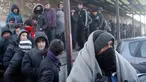 Sejumlah imigran mengantre panjang untuk mendapatkan makanan di depan sebuah gudang kosong di Belgrade, Serbia (8/1). Para imigran tersebut sebagian besar dari Afghanistan dan Pakistan. (AP Photo/Darko Vojinovic)