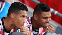 Striker Manchester United Cristiano Ronaldo dan gelandang MU&nbsp;Casemiro. (ADRIAN DENNIS / AFP)