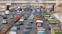 Kendaraan roda empat terjebak kemacetan saat melintas di jalan tol Jakarta, Rabu (30/9/2015). Jasa Marga mencatat volume kendaraan yang melewati seluruh ruas jalan tol yang dikelola BUMN Tol ini mengalami peningkatan. (Liputan6.com/Angga Yuniar)