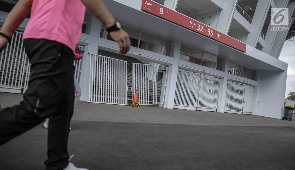 Kondisi pintu masuk zona 9 Stadion Utama Gelora Bung Karno yang rusak, Jakarta, Minggu (18/2). Ratusan Jakmania yang tak memiliki tiket memaksa masuk hingga menjebol pintu di stadion saat final Piala Presiden 2018. (Liputan6.com/Faizal Fanani)