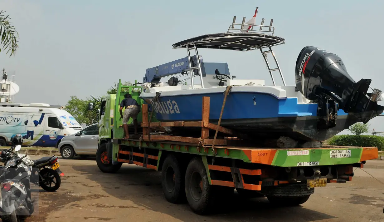 Kapal milik warga saat di evakuasi karena banjir yang melanda kawasan Perumahan Pantai Mutiara, Jakarta, Sabtu (4/6).Tanggul baru akan dibuat untuk mencegah banjir susulan. (Liputan6.com/Gempur M Surya)