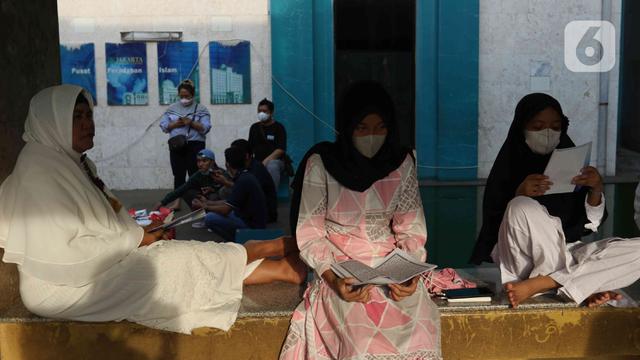 Menunggu Waktu Berbuka Puasa di Masjid Raya Jakarta Islamic Center