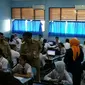 Wagub DKI Jakarta Djarot Saiful Hidayat meninjau persiapan UN tingkat SMP dan sederajat (Liputan6.com/ Nanda Perdana Putra)