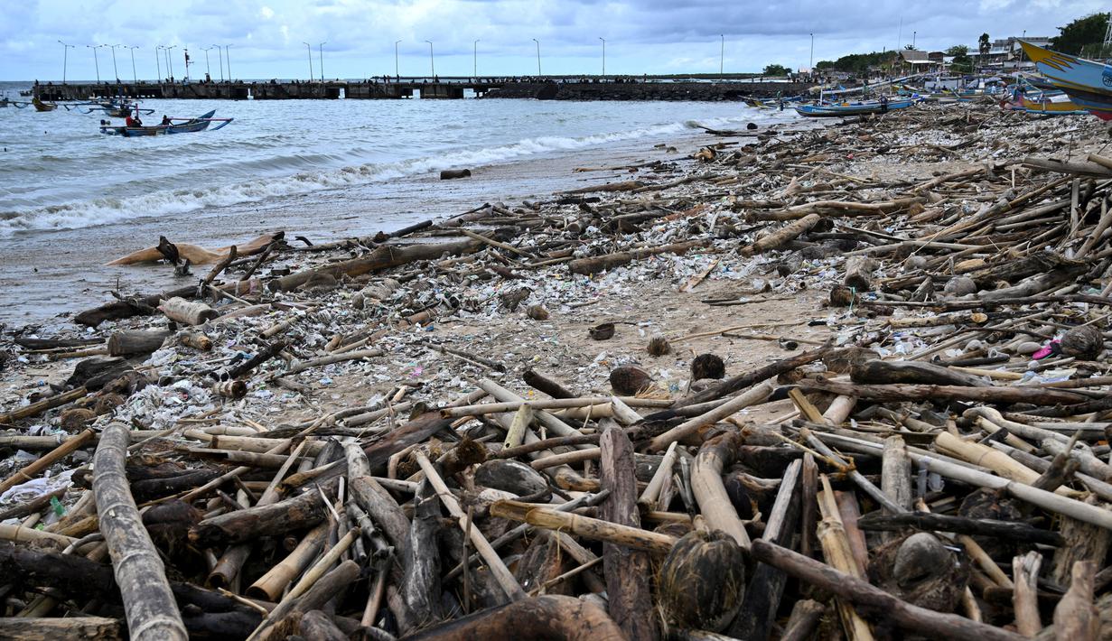 Sampah tersebut didominasi plastik dan potongan bambau serta kayu. (SONNY TUMBELAKA/AFP)