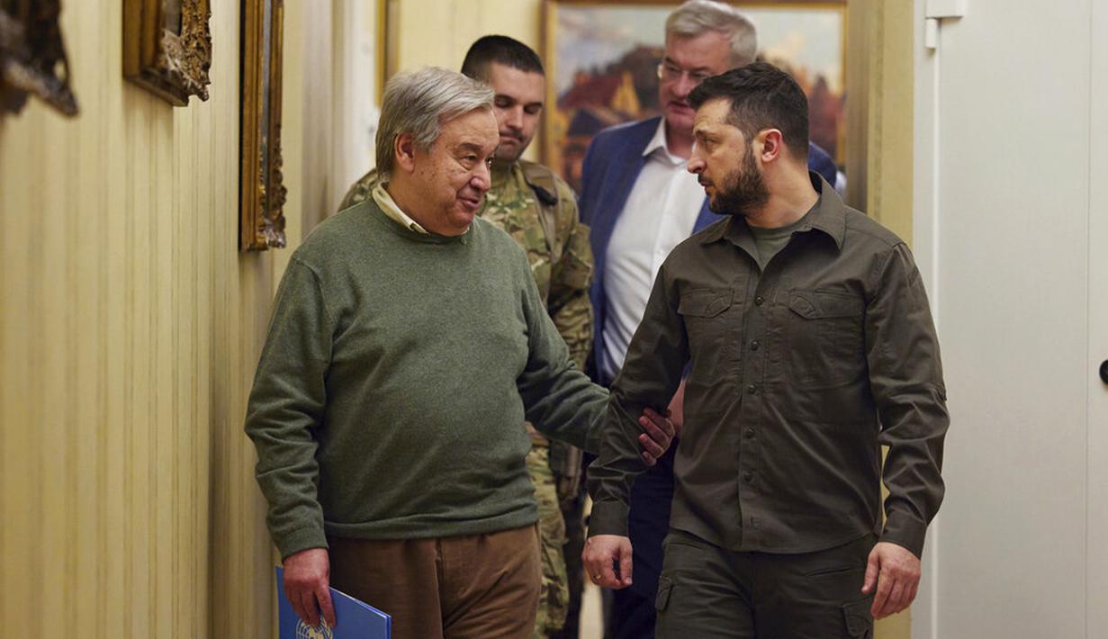 <p>Presiden Ukraina Volodymyr Zelenskyy (kanan) dan Sekretaris Jenderal PBB Antonio Guterres meninggalkan konferensi pers saat pertemuan mereka di Kiev, Ukraina, Kamis (28/4/2022). (Ukrainian Presidential Press Office via AP)</p>