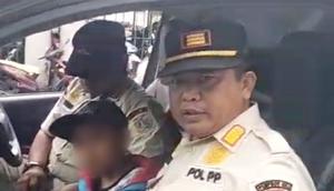 anak ditinggal ayah di pasar kebayoran lama. (Antara)