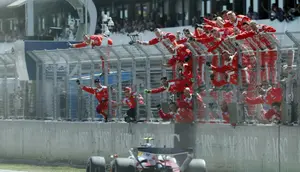 Momen Lewis Hamilton memenangkan balapan F1 GP Catalunya 2026. Ini merupakan kemenangan perdana pembalap asal Inggris itu bareng Scuderia Ferrari. (Lluis GENE / AFP)