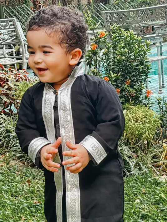 Sementara Ayang Boy, sebutan sang adik, tak kalah menawan dengan baju ala habib [@tasyafarasya]