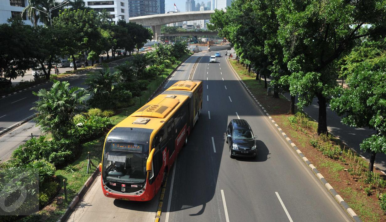 Suasana jalanan di Jakarta lenggang, Rabu (09/12). Hal ini karena adanya hari libur nasional dan Pilkada di beberapa daerah. (Liputan6.com/Gempur M Surya)