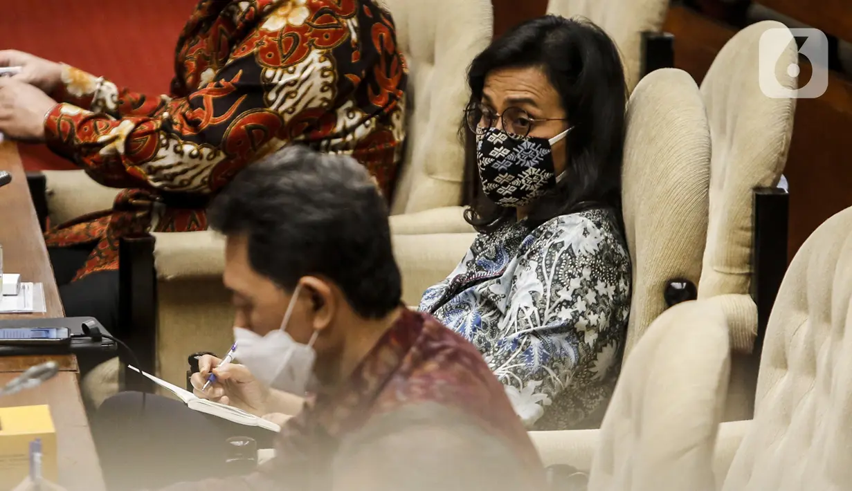 Menteri Keuangan Sri Mulyani (tengah) saat rapat kerja dengan Komisi XI DPR di Kompleks Parlemen, Senayan, Jakarta, Senin (24/8/2020). Sri Mulyani memastikan pencairan bantuan Rp 600 ribu bagi para pekerja yang memiliki gaji di bawah Rp 5 juta akan dimulai pekan ini. (Liputan6.com/Johan Tallo)