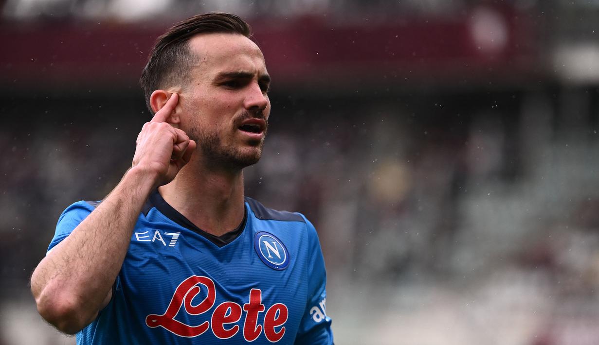 Fabian Ruiz menjadi opsi transfer Frenkie De Jong yang tak kunjung menemui titik terang. Fabian sendiri diketahui telah habis kontrak di Napoli dan enggan memperpanjang. Hal tersebut digmanfaatkan oleh Manchester United untuk menjaga kedalaman lini tengah mereka. Namun, Setan Merah harus bersaing dengan klub top lain, yaitu Real Madrid. (AFP/Marco Bertorello)