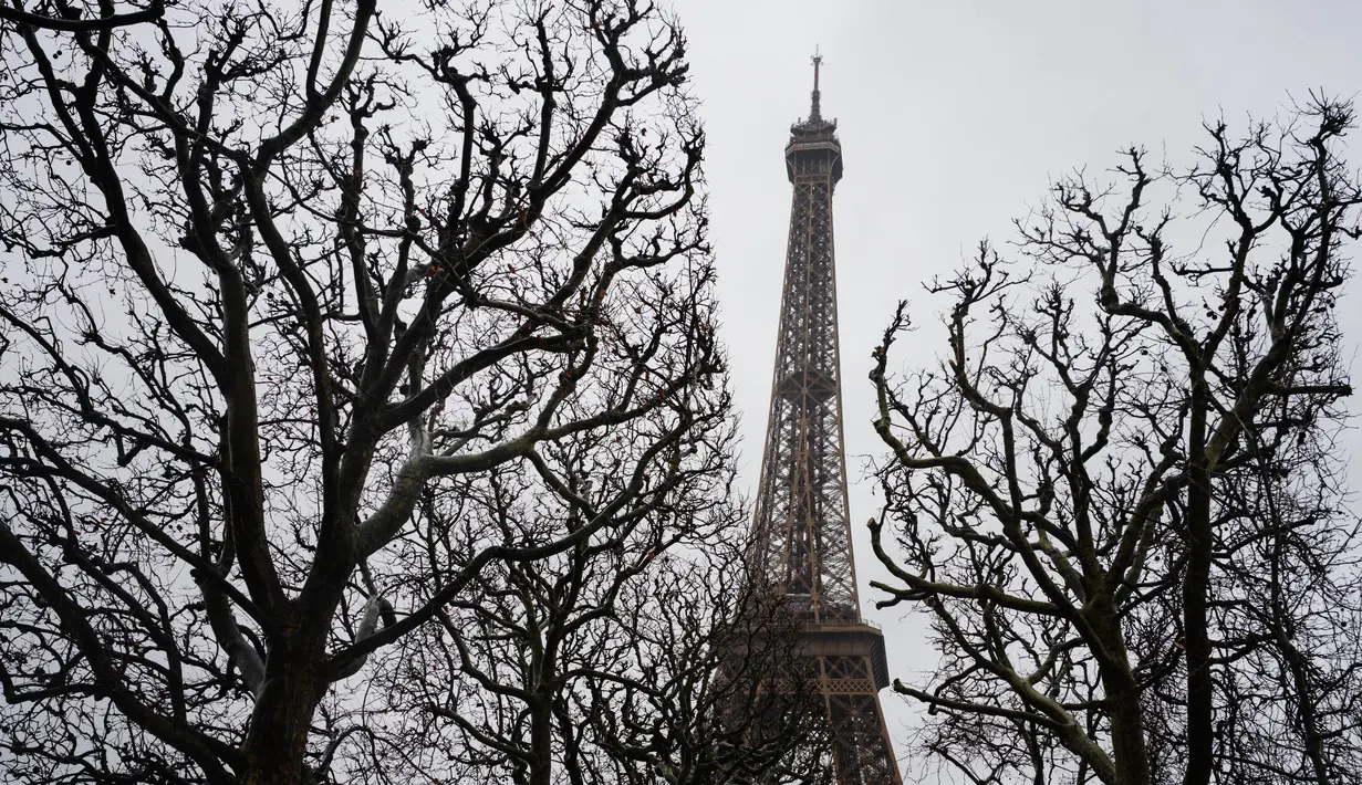Serikat pekerja dari perusahaan pengelola Menara Eiffel, CGT dan Force Ouvriere meminta Dewan Kota Paris bersikap rasional dengan tuntutan keuangan untuk menjamin kelangsungan monumen dan perusahaan yang mengoperasikannya. (Dimitar DILKOFF/AFP)