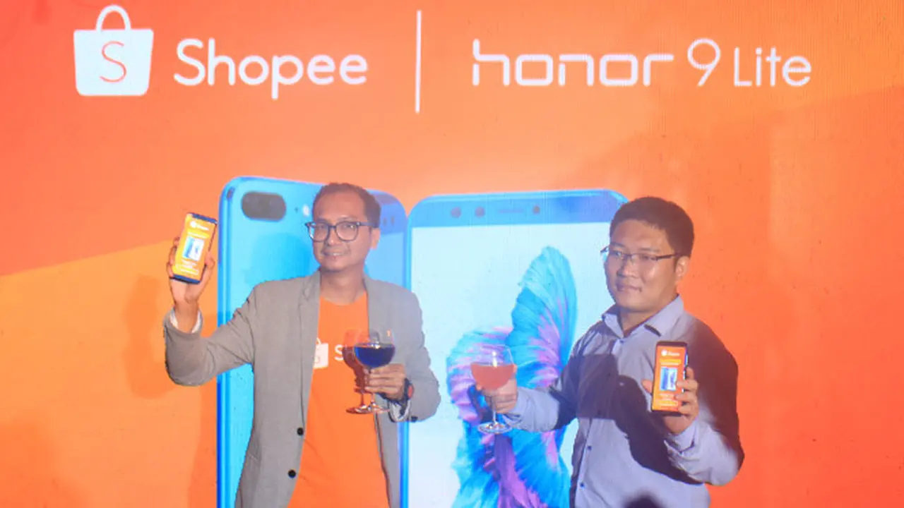 Country Brand Manager Shopee, Rezki Yanuar bersama Presiden Honor Indonesia, James Yang.