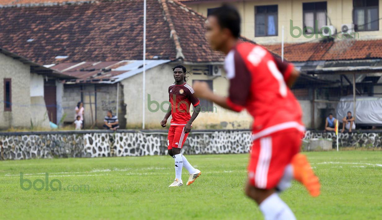 Pemain PS Polri, Bio Paulin, saat turun melawan tim  MSG pada laga uji coba di lapangan Mako Brimob, Kelapa Dua, Depok, Rabu (24/2/2016). (Bola.com/Nicklas Hanoatubun)