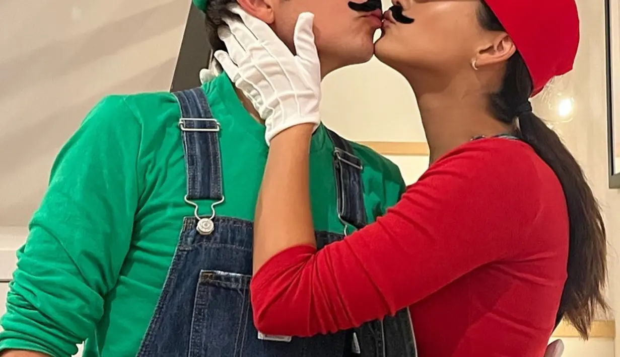 Camila Mendes dan kekasihnya, Rudy Mancuso kompak berdandan ala Mario & Luigi. [@camimendes]