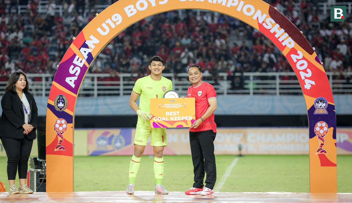 <p>Kiper Timnas Indonesia U-19, Ikram Algiffari berfoto dengan trofi kiper terbaik Piala AFF U-19 2024 usai laga final di Stadion Gelora Bung Tomo, Surabaya, Senin (29/7/2024). (Bola.com/Bagaskara Lazuardi)</p>