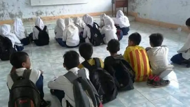 Guru dan Siswa SMP Negeri Ini 3 Tahun Belajar Secara Lesehan