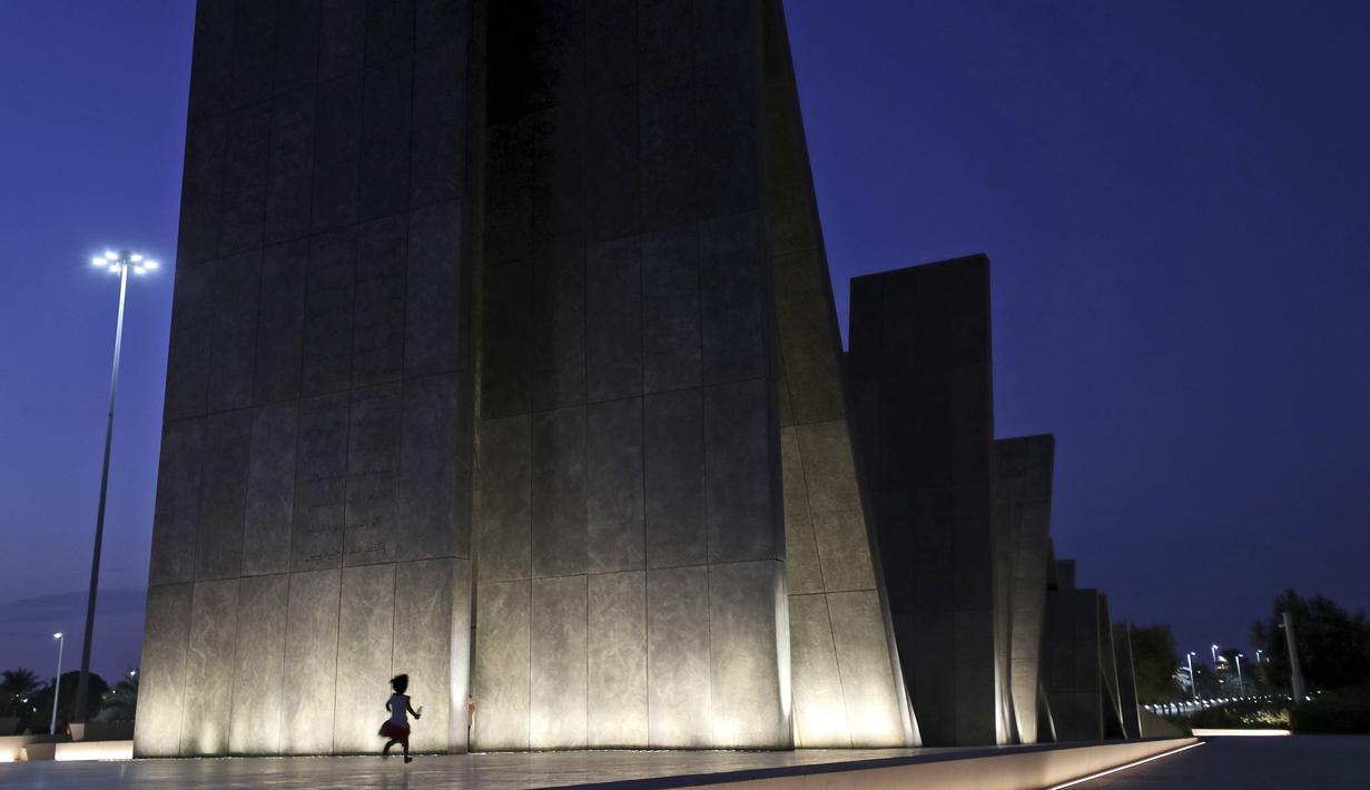 Seorang anak bermain di situs peringatan dan monumen perang Wahat Al Karama (Oasis of Dignity) di Abu Dhabi, Uni Emirat Arab (8/11/2019). Wahat Al Karama terletak di seberang Masjid Agung Sheikh Zayed untuk memperingati semua warga Emirat yang terbunuh di garis tugas. (AFP Photo/Kamran Jebreili)