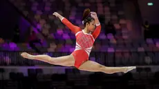 Pesenam putri Indonesia, Alarice Mallica Prakoso beraksi pada nomor senam lantai dalam Kejuaraan Dunia Gimnastik 2025 di Indonesia Arena, Senayan, Jakarta, Selasa (21/10/2025). (Bola.com/Bagaskara Lazuardi)