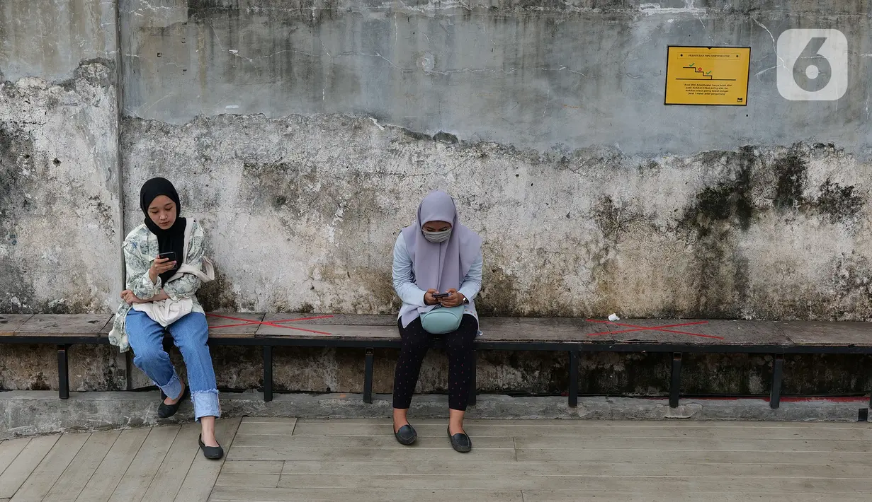 Pengunjung bersantai di kawasan M Bloc Space, Blok M, Jakarta, Sabtu (11/7/2020). Demi menjamin protokol kesehatan dipatuhi, M Bloc Space melakukan crowd controlling untuk memastikan jumlah pengunjung yang datang setiap harinya hanya 50 persen dari kapasitas normal. (Liputan6.com/Herman Zakharia)