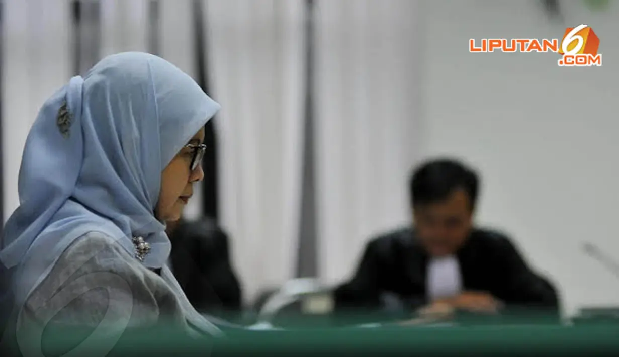 Chairunnisa tampak tegang menunggu detik-detik pembacaan vonis dari Majelis Hakim atas kasus dugaan suap sengketa Pilkada Gunung Mas yang melibatkan dirinya (Liputan6.com/Johan Tallo)