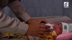 Sesosok bayi laki-laki baru lahir, ditemukan di depan kios tambal ban.